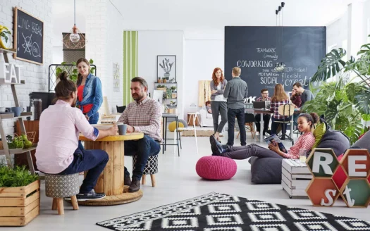 Personas conviviendo co-living