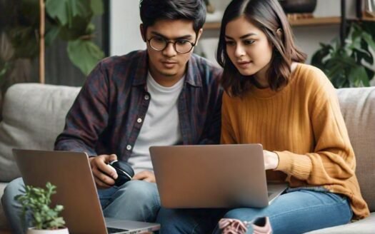 Personas millenials comprando en línea