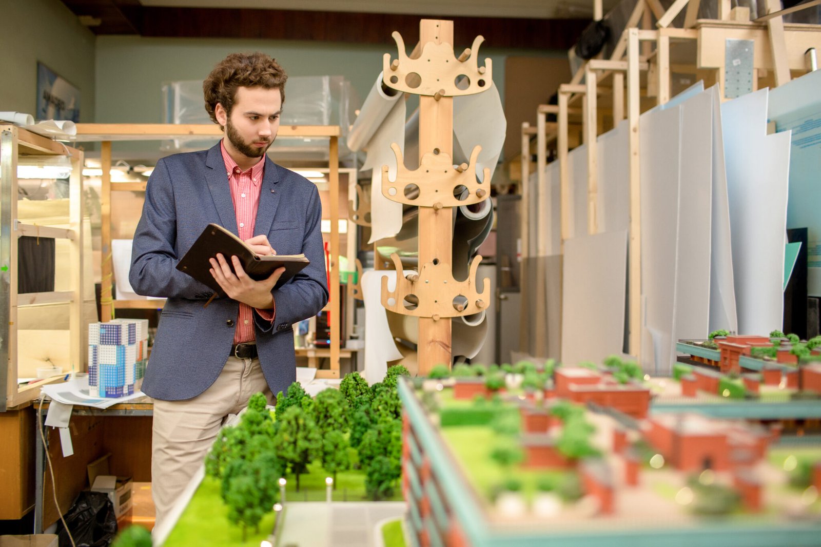 Arquitecto diseñando con ecología