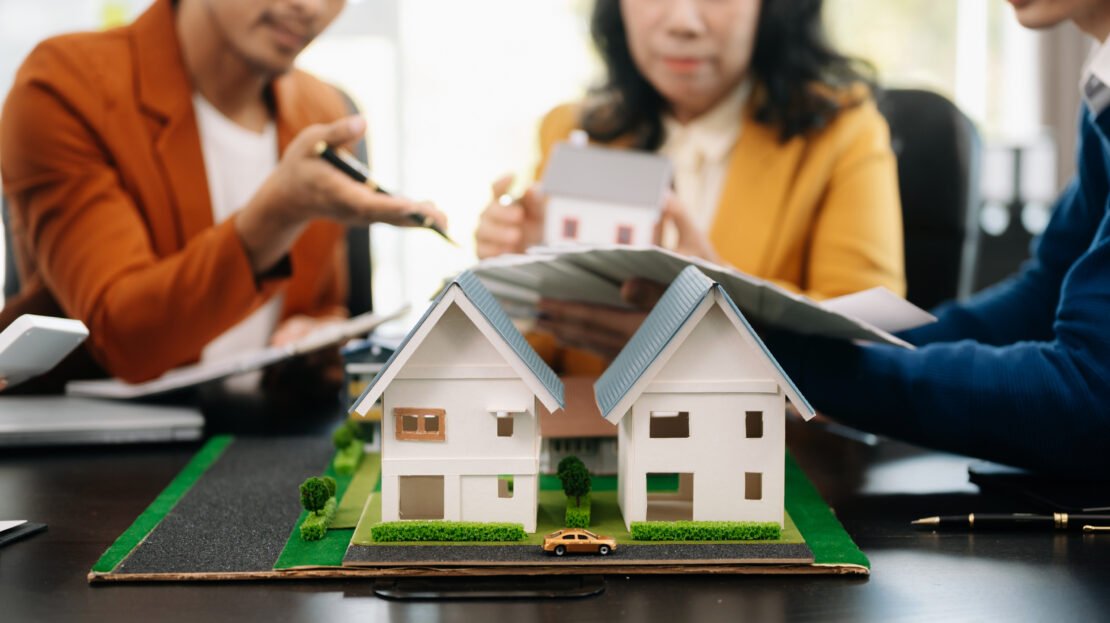 Personas analizando inversiones inmobiliarias