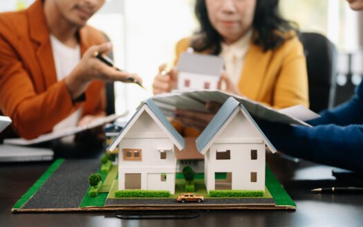 Personas analizando inversiones inmobiliarias